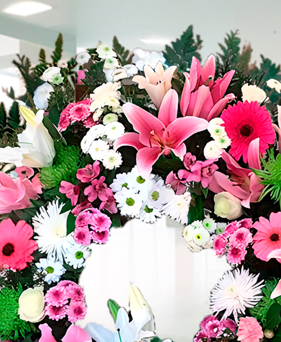 Corona funeraria flor variada a detalle