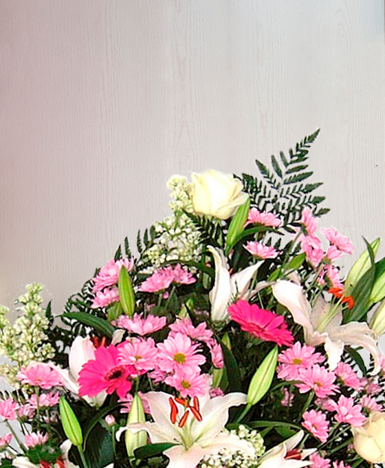 Ramo funerario tonos rosas a detalle