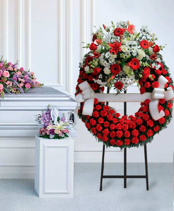 Corona Funeraria Roja y Blanca Ambientada